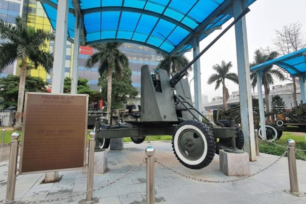 Khẩu ph&aacute;o cao xạ 37mm gắn liền với h&agrave;nh động hy sinh anh h&ugrave;ng của T&ocirc; Vĩnh Diện khi lấy th&acirc;n m&igrave;nh cứu ph&aacute;o giữa chiến dịch Điện Bi&ecirc;n Phủ lịch sử